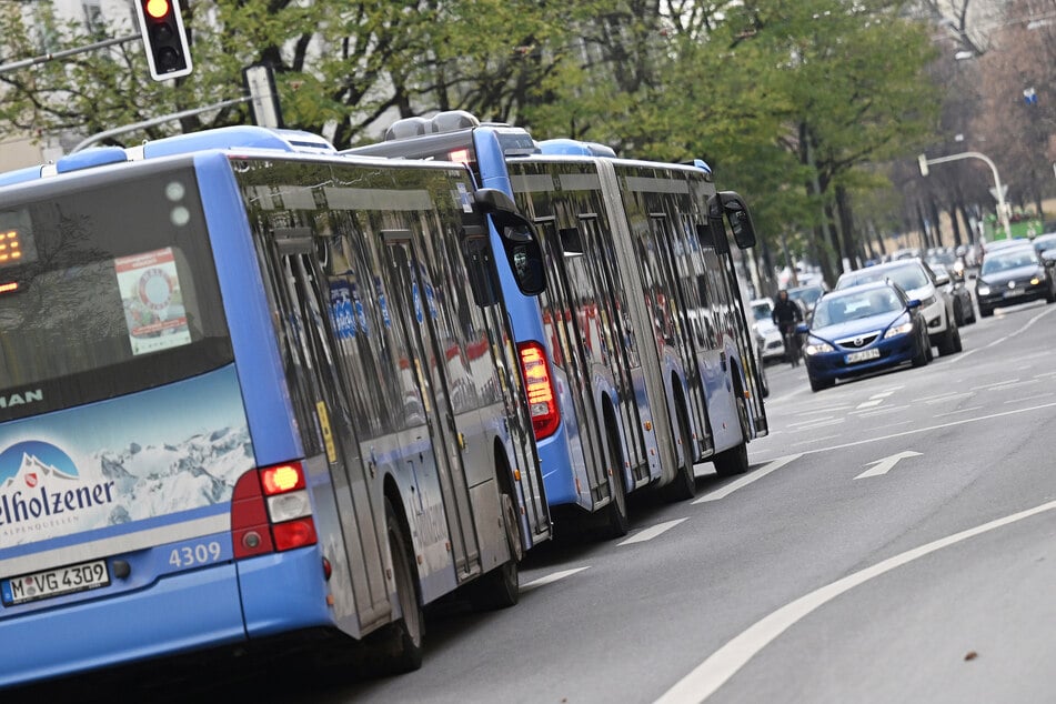 Smart kracht in Linienbus: Sieben Fahrgäste verletzt
