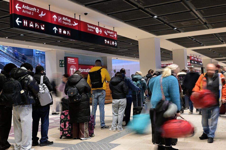 Lange lästige Schlangen am BER gehören mit dem VIP-Service der Vergangenheit an. Als einer der letzten betraten sie das Flugzeug. (Archivbild)