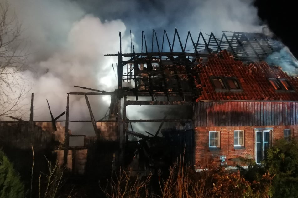 Bauernhaus brennt komplett aus: 79-jährige Bewohnerin unter Schock