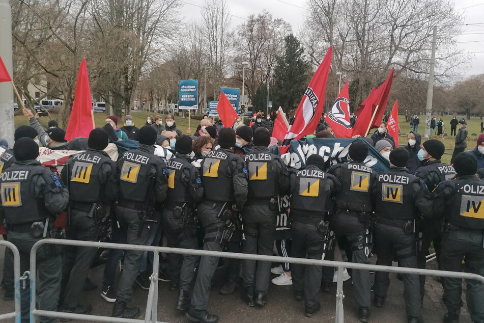 Die Polizei drängte am Freitagabend Demonstranten zurück.