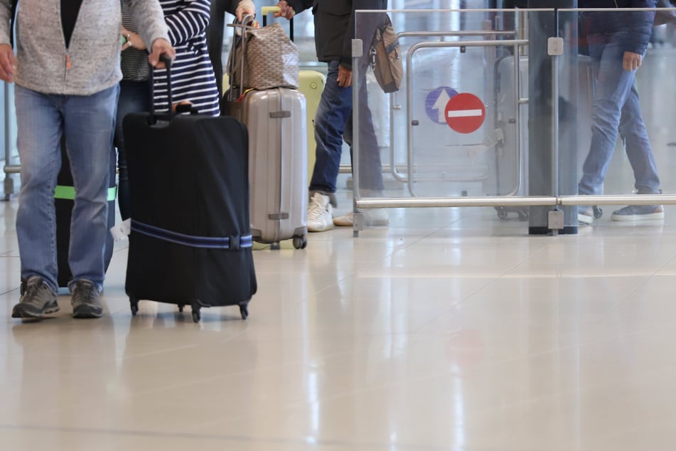 Der Teenager (14) wollte in Begleitung zweier Erziehungsberechtigten vom Flughafen Köln/Bonn nach London reisen, als er in die Kontrolle geriet. (Archivbild)