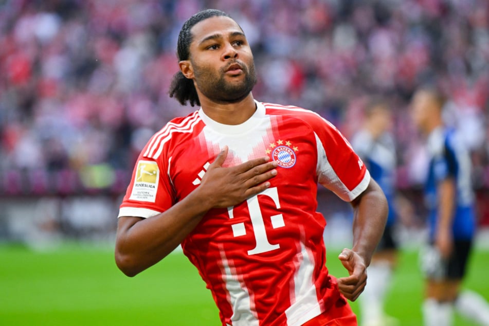 Nationalspieler Serge Gnabry eröffnete den Torreigen der Bayern gegen den HSV nach nur drei Minuten mit einem Wahnsinnstreffer.