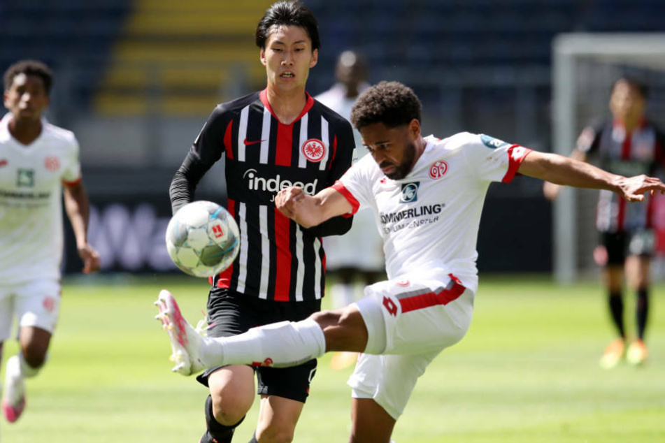 Daichi Kamada im Zweikampf gegen Leandro Barreiro Martins: Auch der Japaner konnte die Offensive der Frankfurter nicht wirklich beleben.