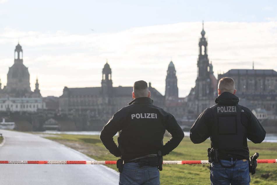 Überall in der Innenstadt, sogar am Elberadweg, gab es Sperren der Polizei.