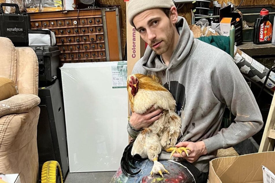 Fynn Kliemann (33) posiert mit Huhn auf Instagram.