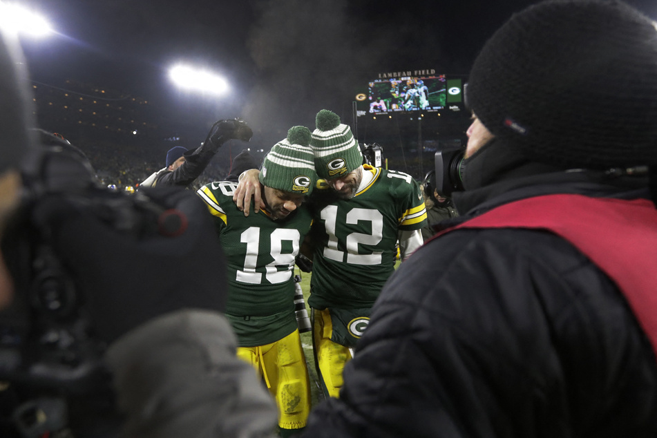 Green Bay Packers wide receiver Randall Cobb (l.) and quarterback Aaron Rodgers commiserate after missing out on another playoff.