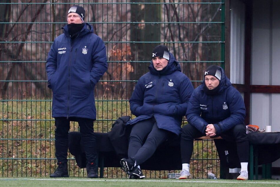 FSV-Trainer Rico Schmitt, Co Daniel Rupf und Torwart-Coach Tom Hornuff (v.l.) verfolgten die Partie dick eingemummelt.