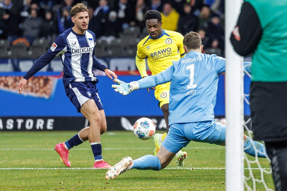 Hertha-Keeper Tjark Ernst (21, r.) kann sich über den nächsten Zu-Null-Sieg freuen.