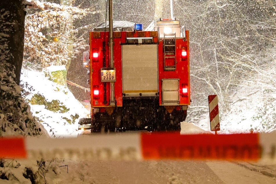 Die Feuerwehr rückte aus, um die beiden Unfallwagen von der schmalen Straße zu retten.