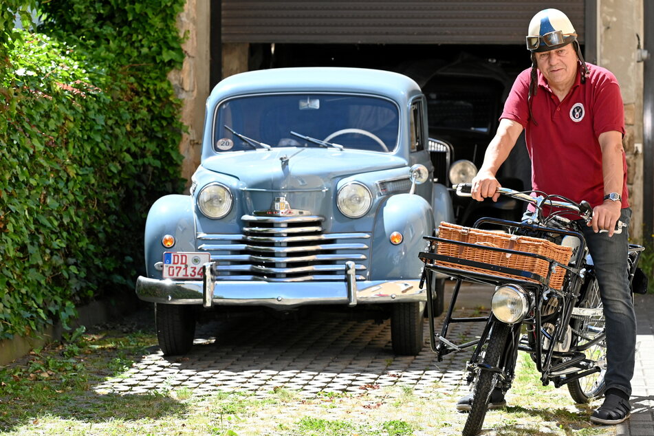 Henry Preusche (67) auf einem Motorgeschäftsrad der Marke Wanderer von 1939 neben seinem Opel Olympia, der 1951 gebaut wurde.