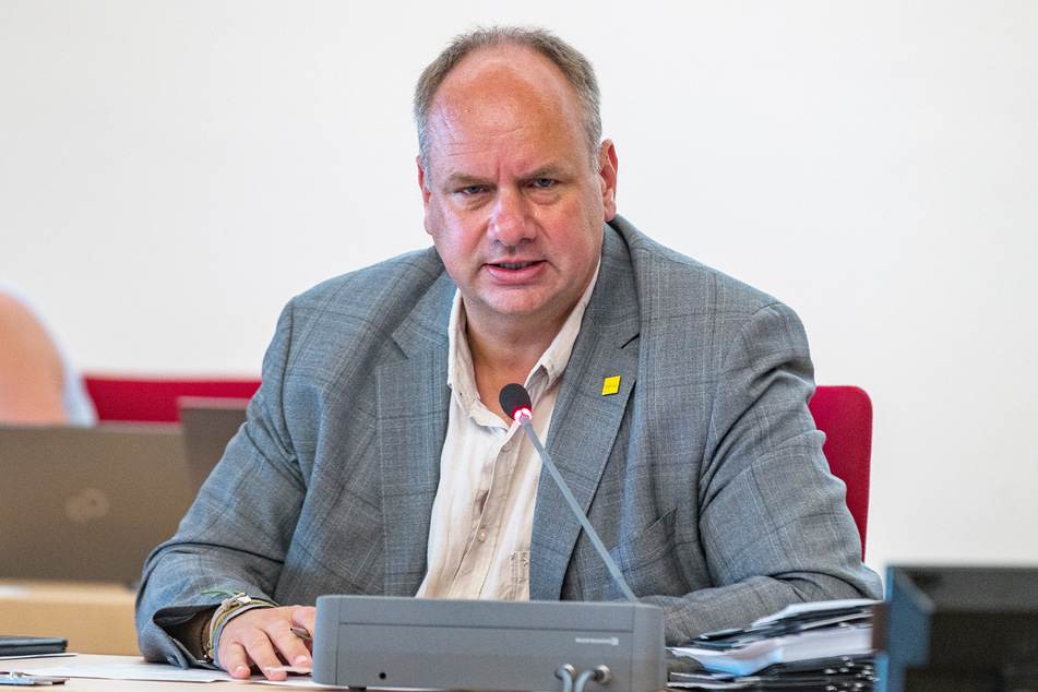 OB Dirk Hilbert (51, FDP) lud am heutigen Donnerstag zum elften Mal zur Wahl des Schöffen-Wahlausschusses.
