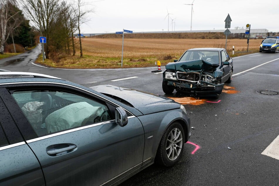 Oldtimer nimmt Neu-Karosse die Vorfahrt: Zwei Verletzte bei Unfall in Leipzig