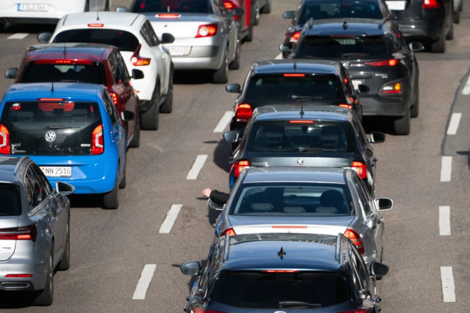 Unfall A4: Autofahrende aufgepasst! Kilometerlanger Stau auf A4 bei Köln