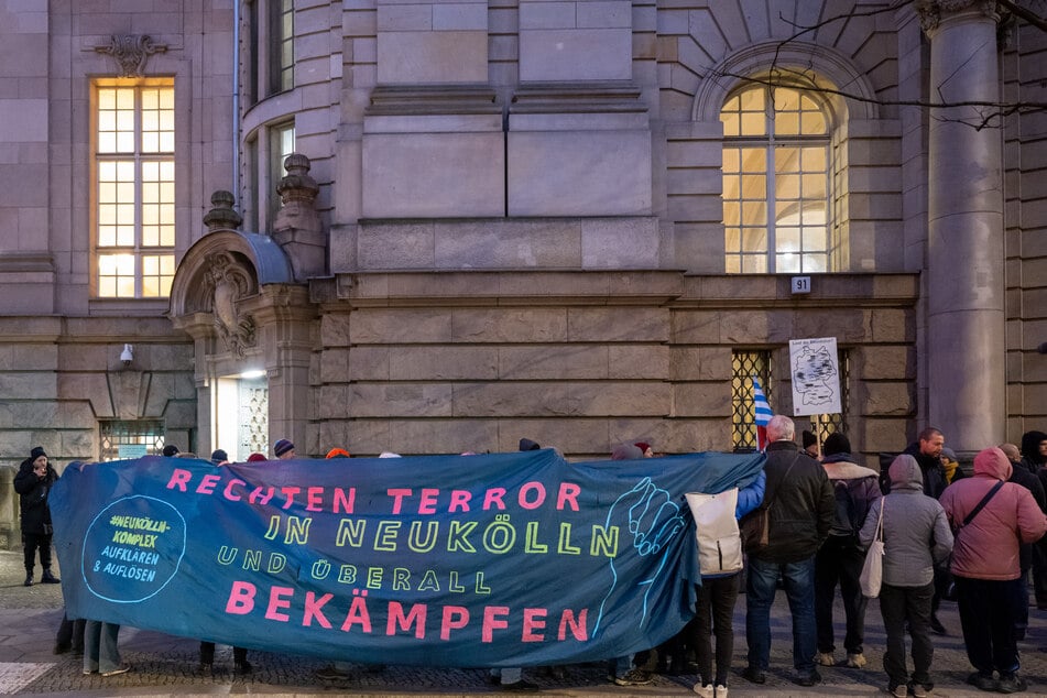 Während des Berufungsprozesses wurde draußen demonstriert.