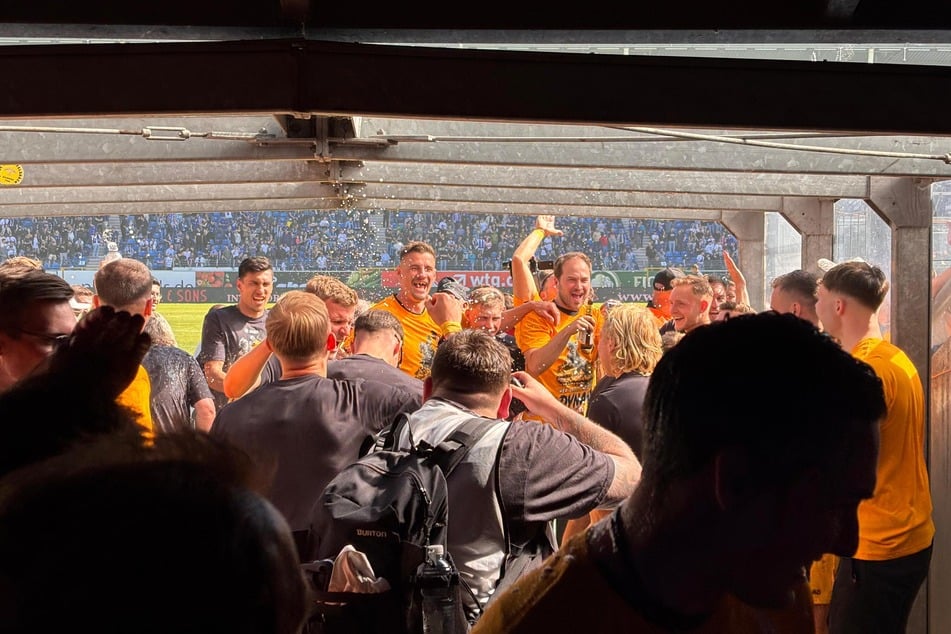 3. Liga, nie mehr! Die Dynamos feiern den Aufstieg mit Fans, Mitarbeitern und der Presse in Mannheim.