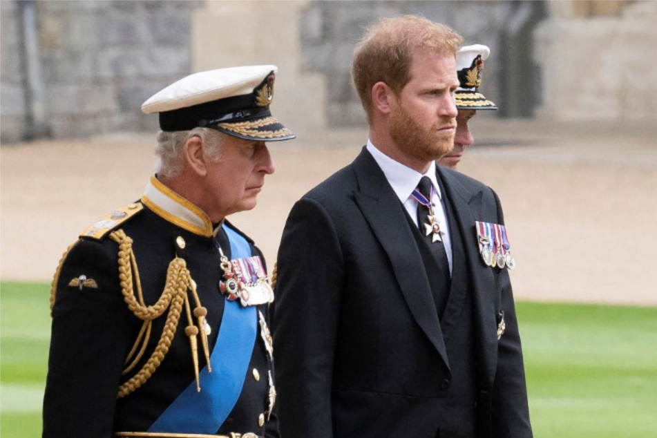 Das Verhältnis zwischen Prinz Harry (38, r.) und seinem Vater Charles (74, l.) ist zerrüttet.