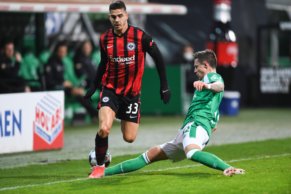 Bremens Marco Friedl (r.) im Zweikampf mit Eintracht Frankfurts André Silva.
