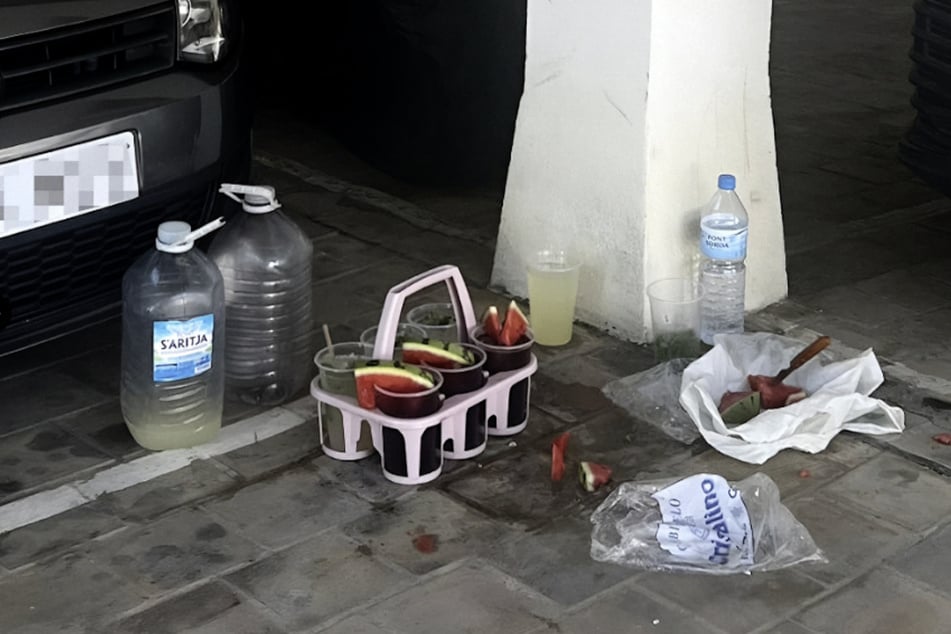 Zwischen geparkten Autos schnitt der illegale Straßenverkäufer die Melone auf einer Plastiktüte, bevor er die Becher mit einer nicht näher definierten Flüssigkeit aus Fünf-Liter-Kanistern auffüllte.