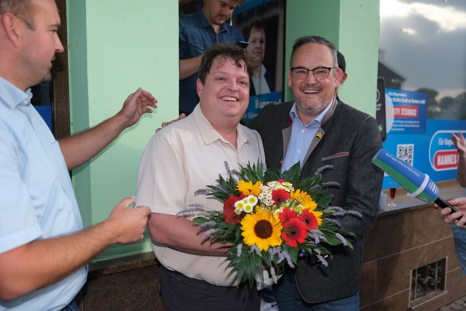 Martin Reichardt (53, r.), Landesvorsitzender der AfD Sachsen-Anhalt, gratulierte seinem Kollegen noch am Sonntagabend.