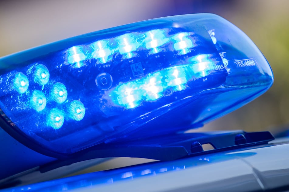 Skoda-Fahrerin wechselt Spur, Bus durchbricht Leitplanke