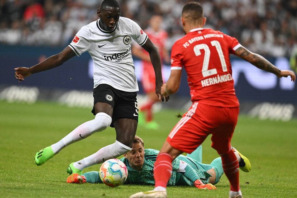 Randal Kolo Muani (23, l.) stellte den einzigen Lichtblick bei Eintracht Frankfurts 1:6-Auftaktniederlage gegen den FC Bayern München dar.