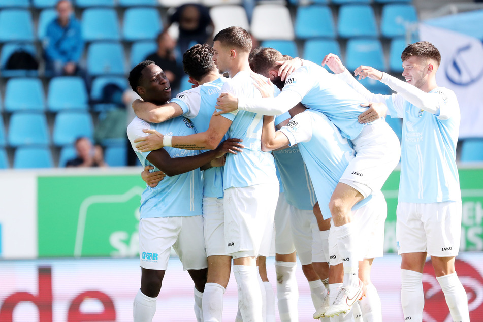 Tor für den CFC! Benjika Caciel (20, l.) trifft zum 1:0 und jubelt mit den Teamkollegen.