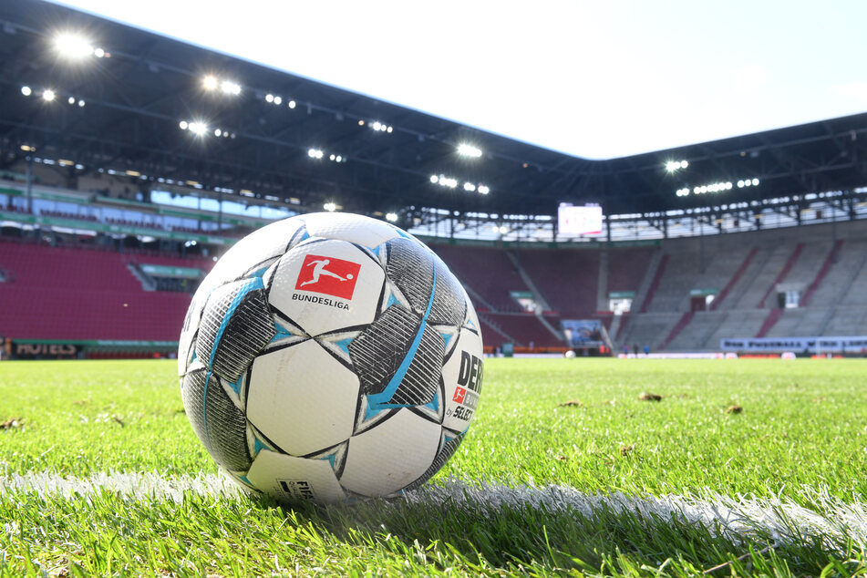 Ein Fußball liegt auf dem Rasen in der WWK-Arena in Augsburg.
