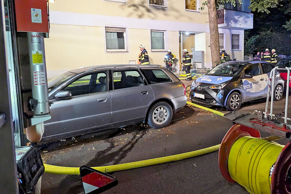 Die Einsatzkräfte der Feuerwehr hatten in der Nacht auf Samstag in der Hansastraße in München-Untersendling alle Hände voll zu tun.