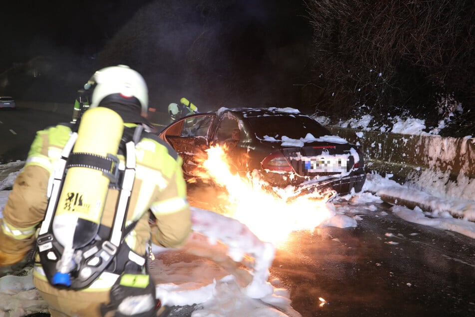 Die Feuerwehr löschte auf der Coventrystraße einen schwarzen Mercedes-Benz E300.