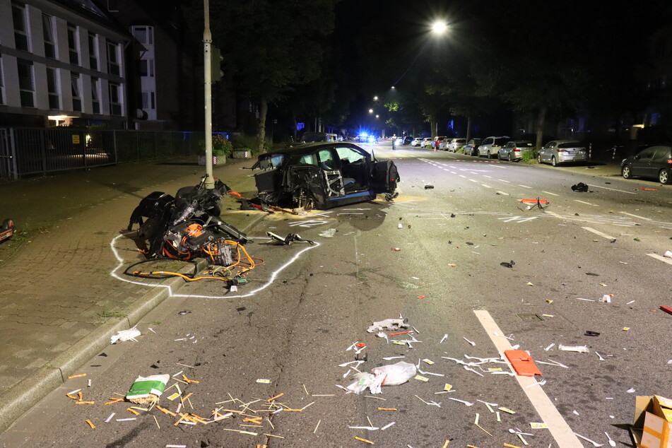 Von dem BMW blieb nach dem schweren Unfall nicht mehr viel übrig: Der Wagen wurde massiv beschädigt!
