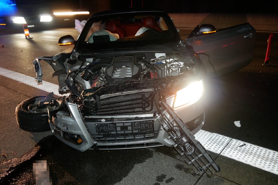 Der Fahrer kam mit leichten Verletzungen davon.