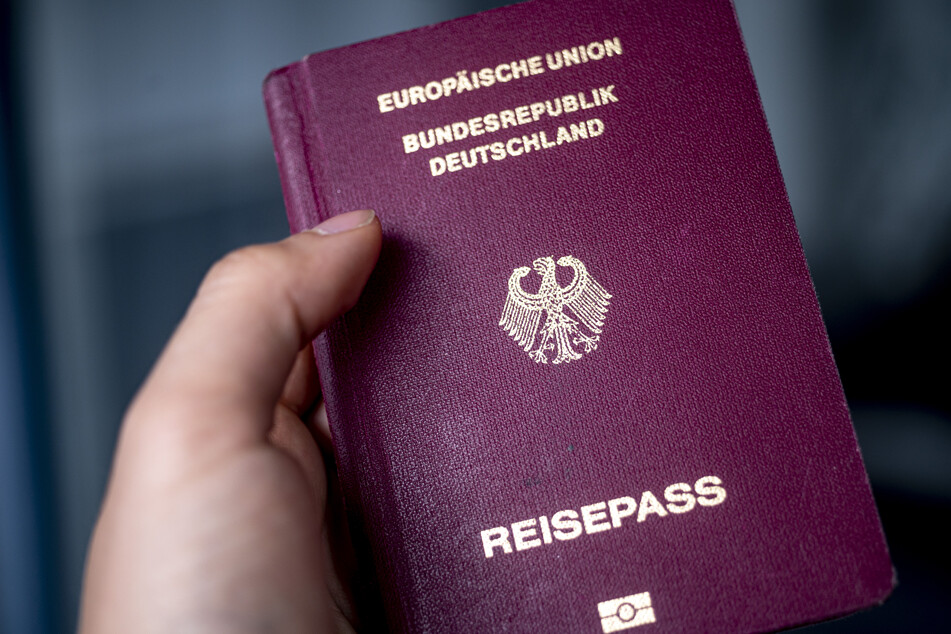 Wer schon lange in Deutschland lebt, könnte bald leichter die deutsche Staatsbürgerschaft erhalten. Ein entsprechender Gesetzentwurf sei "so gut wie fertig".