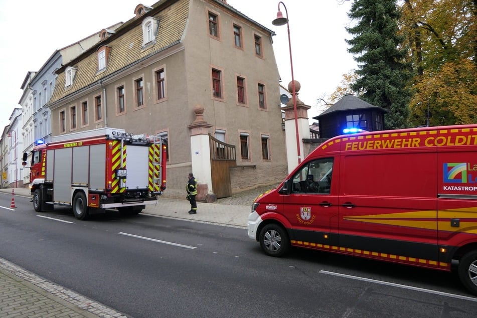 Leipzig: Auto kracht in Betonborde: Zwei Personen verletzt, Feuerwehr rückte aus