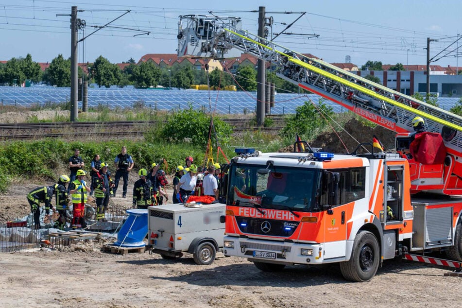 Die Trage wurde an der Drehleiter befestigt. So retteten die Feuerwehrkräfte den Mann aus der Grube.