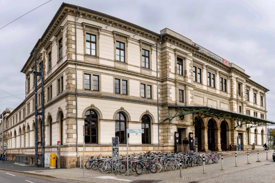 Im Chemnitzer Hauptbahnhof wurden am Montagabend mehrere Fahrgäste von einem Messer-Mann (54) bedroht.