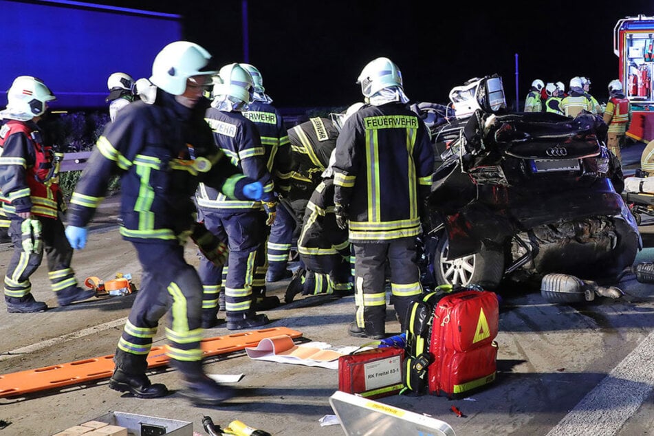 Unfall A17: Mann stirbt, Kind schwer verletzt: Schrecklicher Autobahn-Unfall bei Dresden