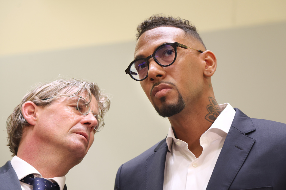 Jérôme Boateng (35, r.) spricht mit seinem Anwalt Leonard Walischewski.