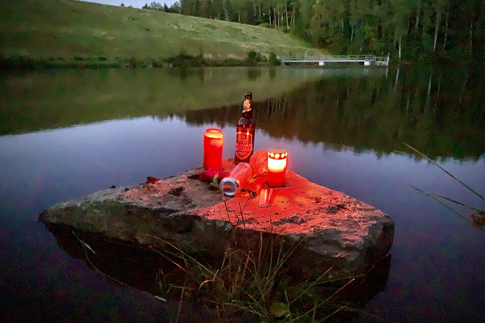 Freunde des Ertrunkenen stellten Kerzen auf.