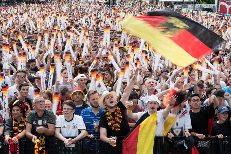 Tausende Fußballfans auf engem Raum ohne Masken und Abstand, solche Szenen wird es in diesem Sommer nicht geben. Gejubelt werden darf trotzdem - unter Coronabedingungen.