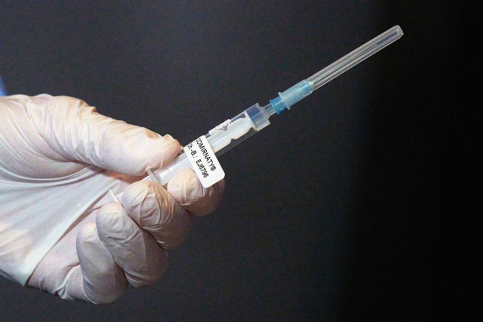 Eine Mitarbeiterin des Impfteams überprüft eine Spritze mit dem Impfstoff gegen Covid-19.
