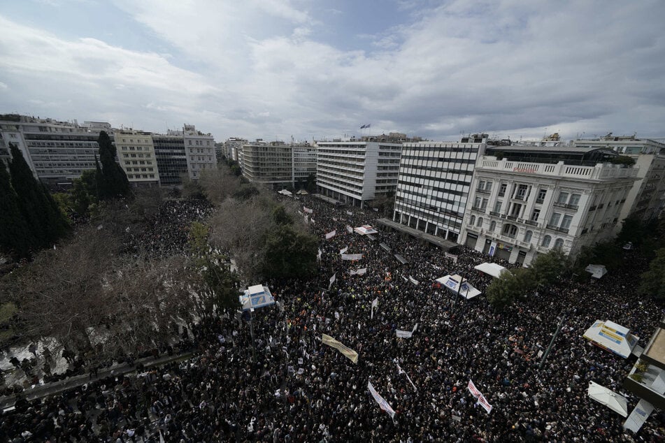 Demonstranten versammeln sich auf dem Syntagma-Platz im Zentrum von Athen, um den zweiten Jahrestag des tödlichen Zugunglücks zu begehen, das Hunderte von Demonstrationen und einen Generalstreik ausgelöst hatte.