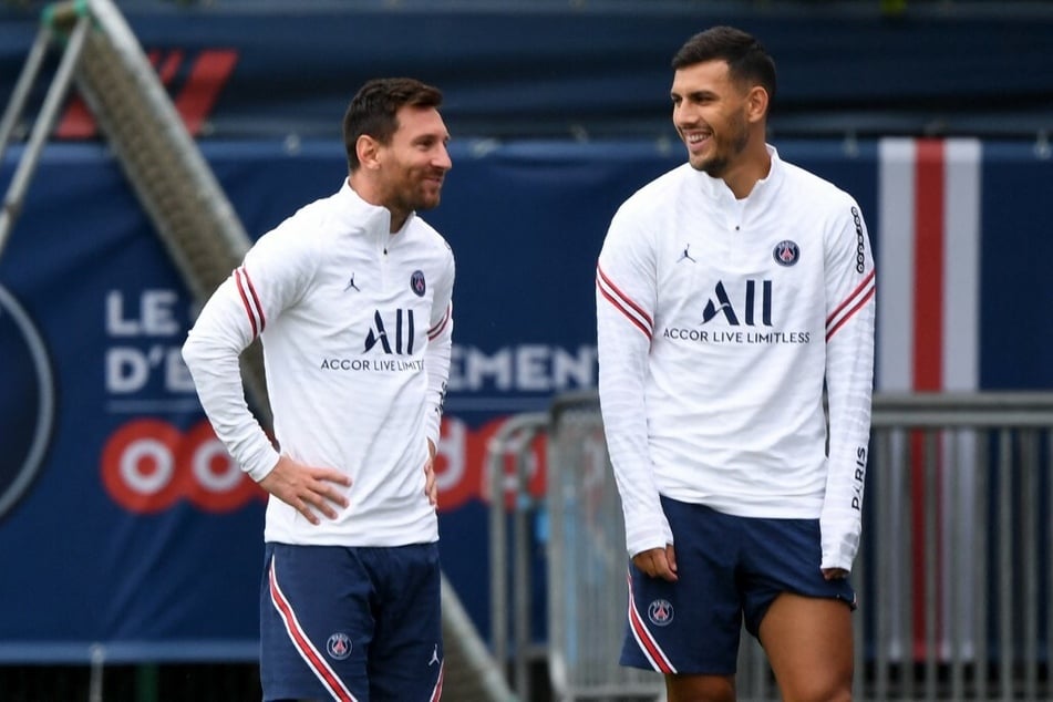 Inzwischen spielen Lionel Messi (34, l.) und Leandro Paredes (27) gemeinsam bei Paris Saint-Germain und verstehen sich prima.
