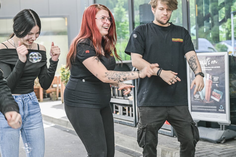 An der Tankstelle kann in Albstadt getanzt werden. Einige Kunden freuen sich über die Musik.