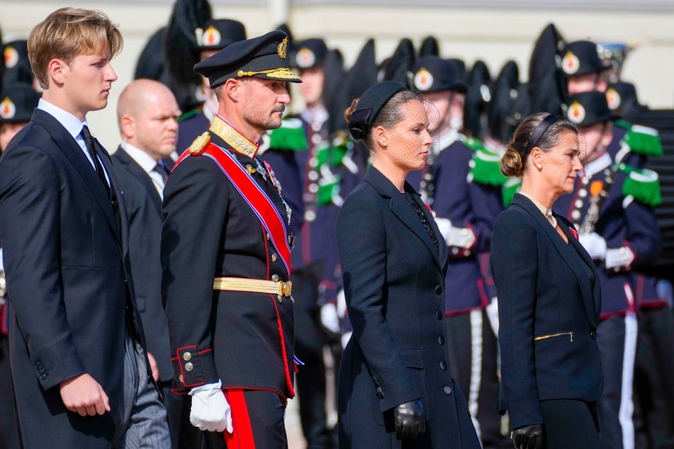 König Haakon VIII. (53), Kronprinzessin Ingrid Alexandra (22), Prinz Sverre Magnus (20, l.) und Prinzessin Märtha Louise (54, r.) begleiteten den Sarg.