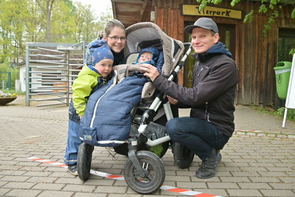 Die ersten Besucher im Tierpark: Theresa (31), Tobias (35), Theodor (2) und Jonathan (neun Monate) vor dem Eingang.