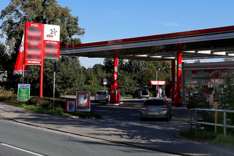 Die Star-Tankstelle in der Helbersdorfer Straße in Chemnitz: Hier bedrohte ein Mann eine Tankstellen-Mitarbeiterin mit einem Messer. (Archivbild)