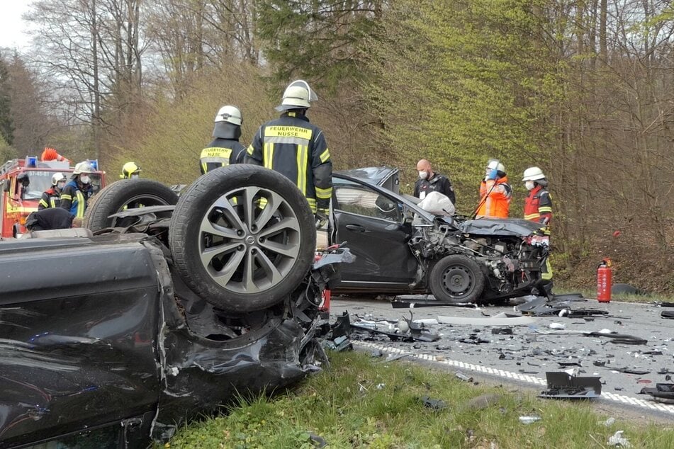 Rettungskräfte arbeiten an der Unfallstelle, die einem Trümmerfeld gleicht.