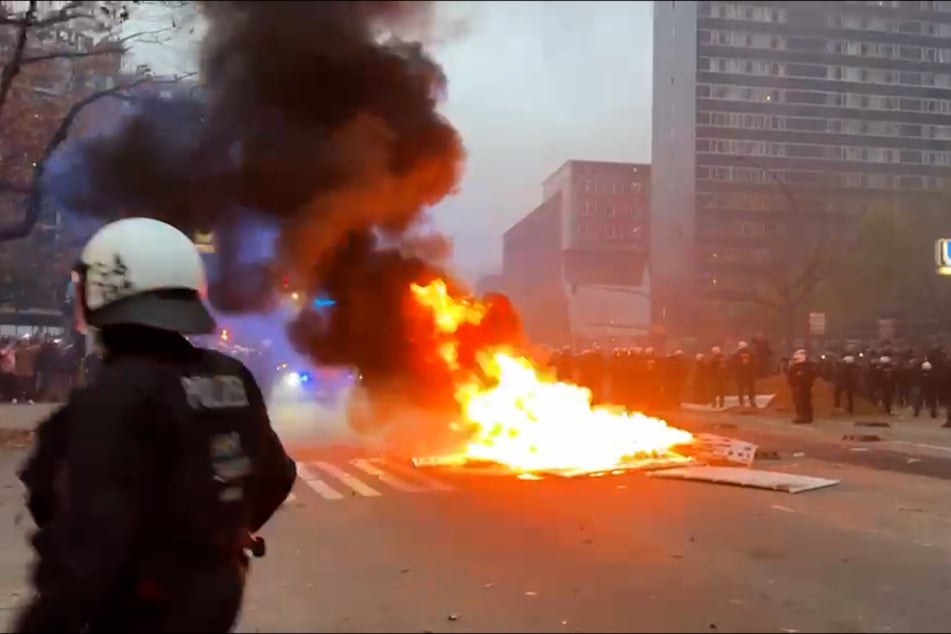Immer wieder entzündeten die Demonstranten neue Brände.