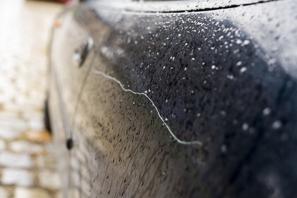 Reifen zerstochen, Lack zerkratzt: Mehrere Autos beschädigt