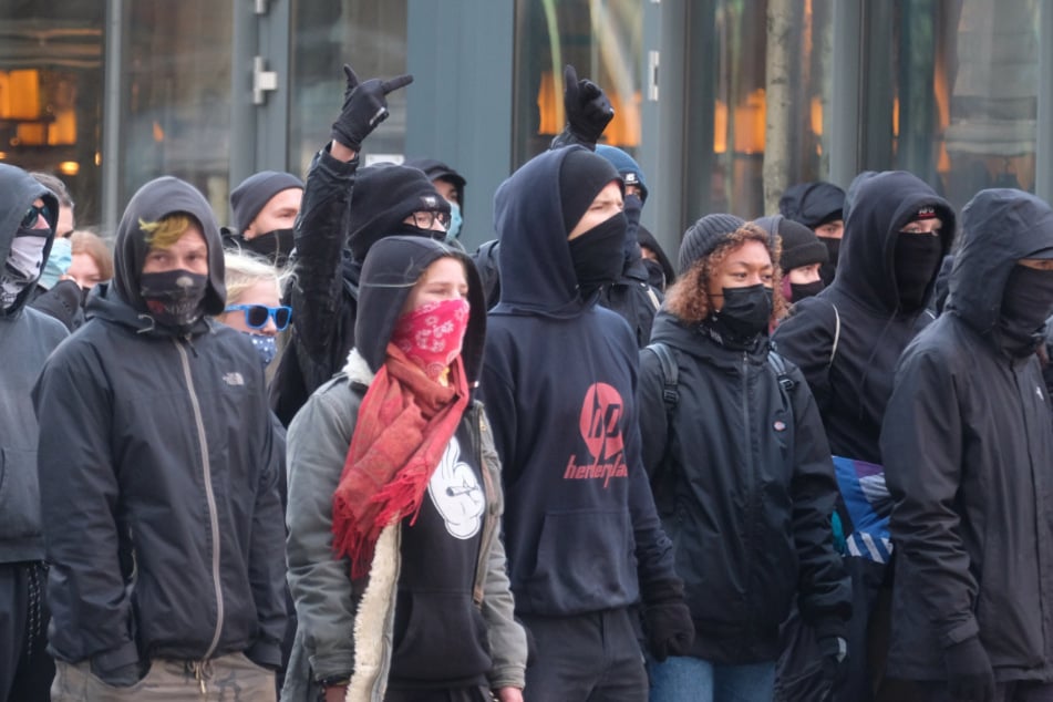 Leipzig: Teilnehmer einer linken Demonstration stehen auf dem Kurt Masur-Platz. Mehrere Hundert Menschen protestieren gegen eine geplante Kundgebung von Kritikern der Corona-Politik der Bundesregierung.